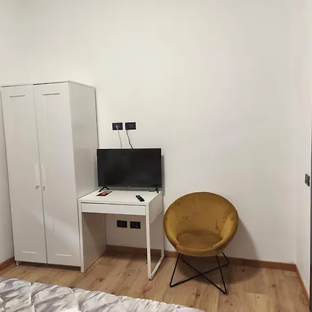 None Holiday Hotel 논