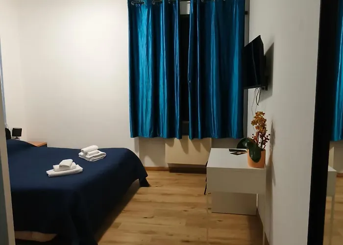 None Holiday Hotel 호텔