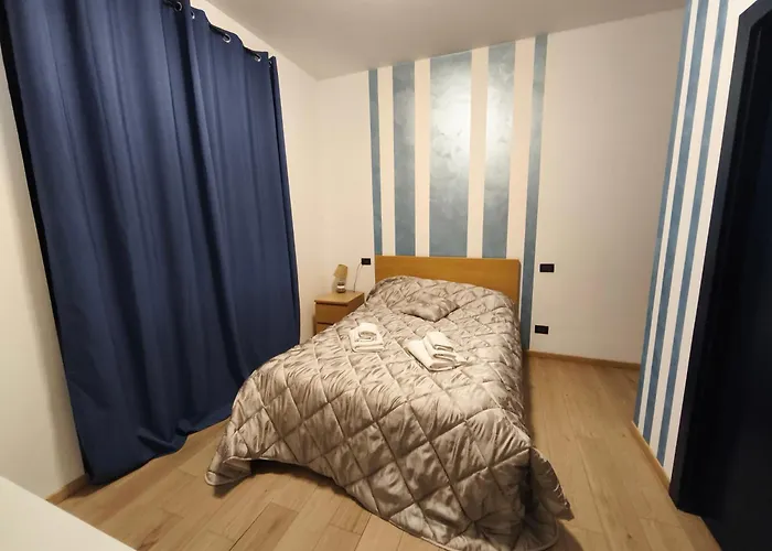 None Holiday Hotel 논