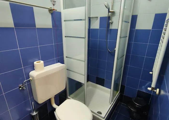 None Holiday Hotel Hotell