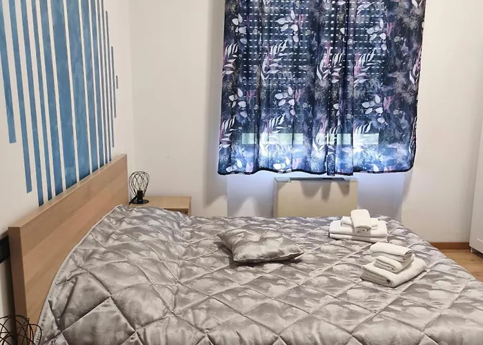 None Holiday Hotel Hotell